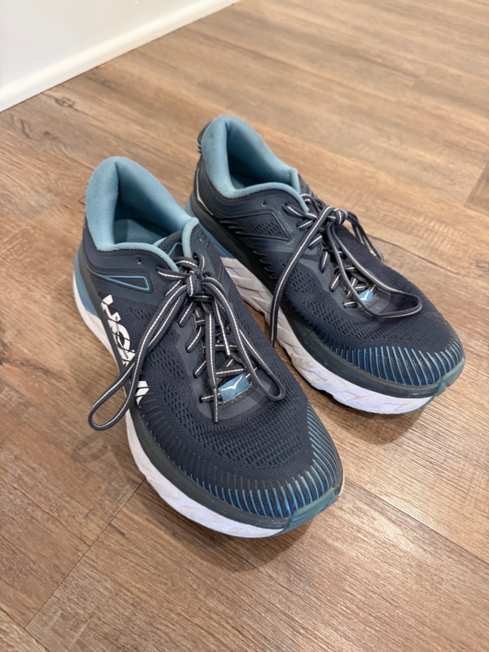 Hoka Men's Bondi 7 Sneakers